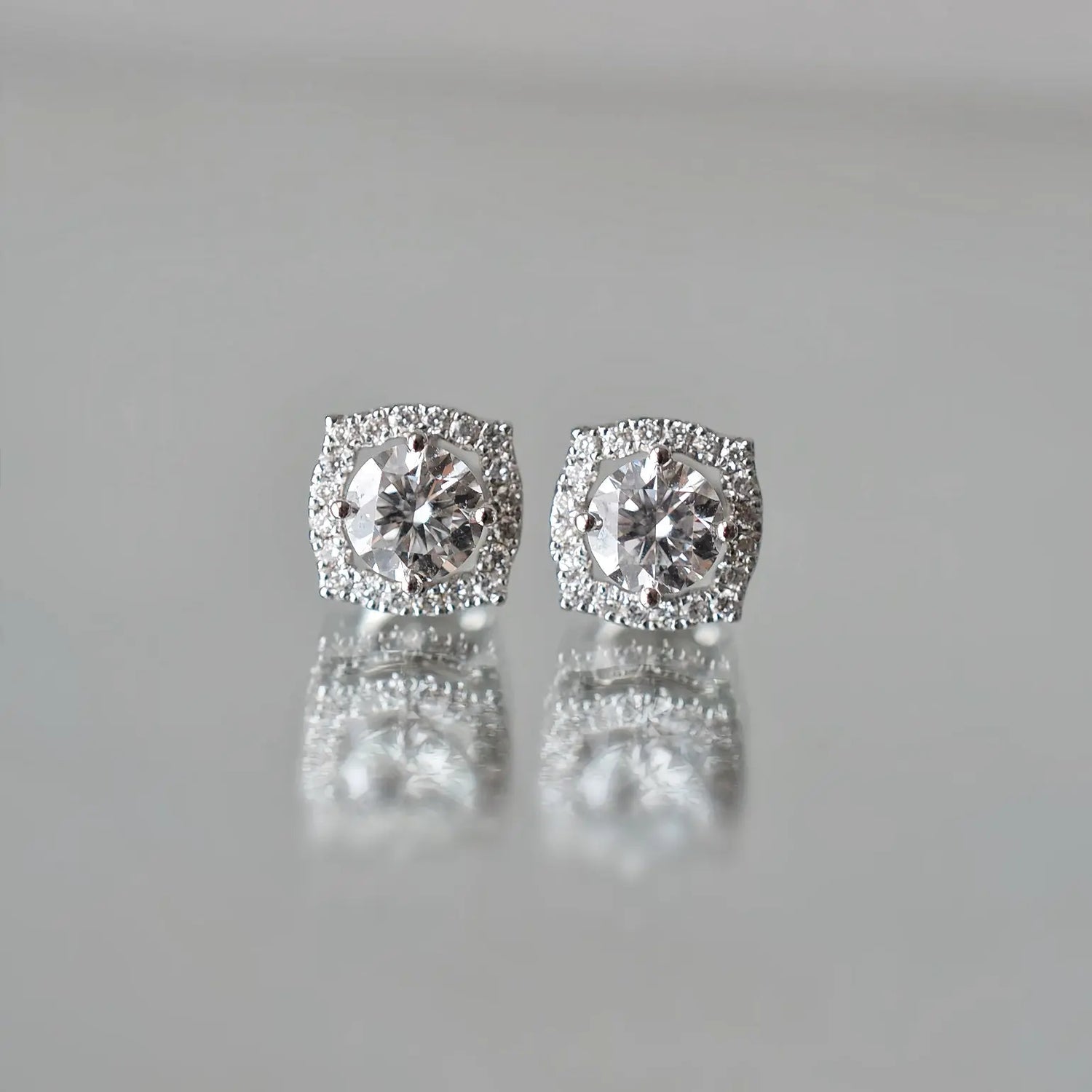 Boucles d'oreiller Mira - Diamant de laboratoire - 0,5 carat (2 X) Halo - Rond - Or blanc 18K diamelys