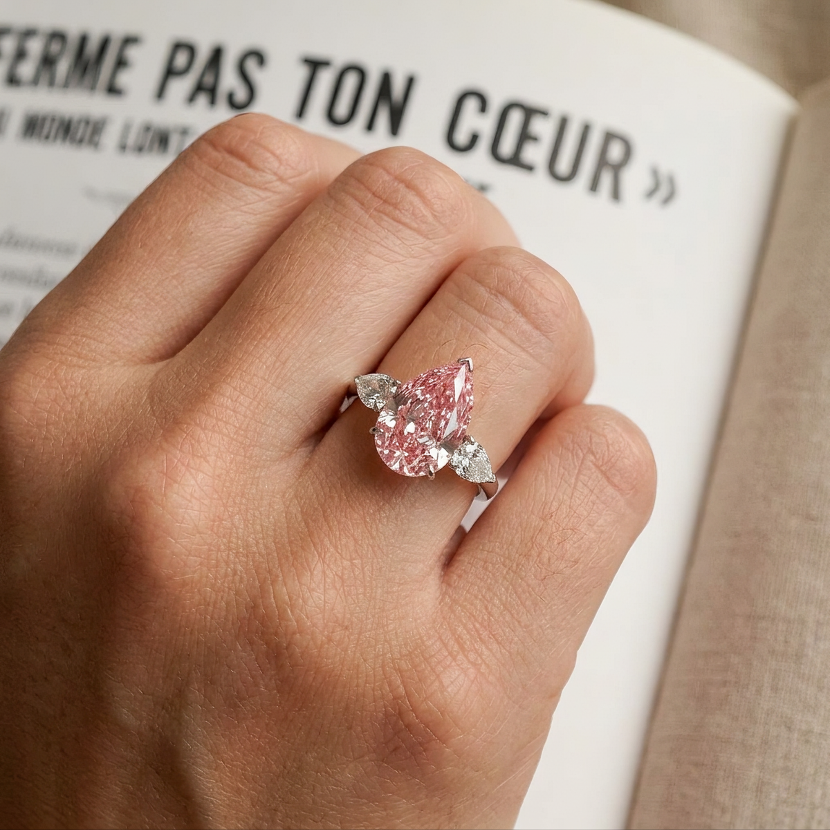 Bague Éléonore – Diamant rose de laboratoire taille poire – Personnalisable