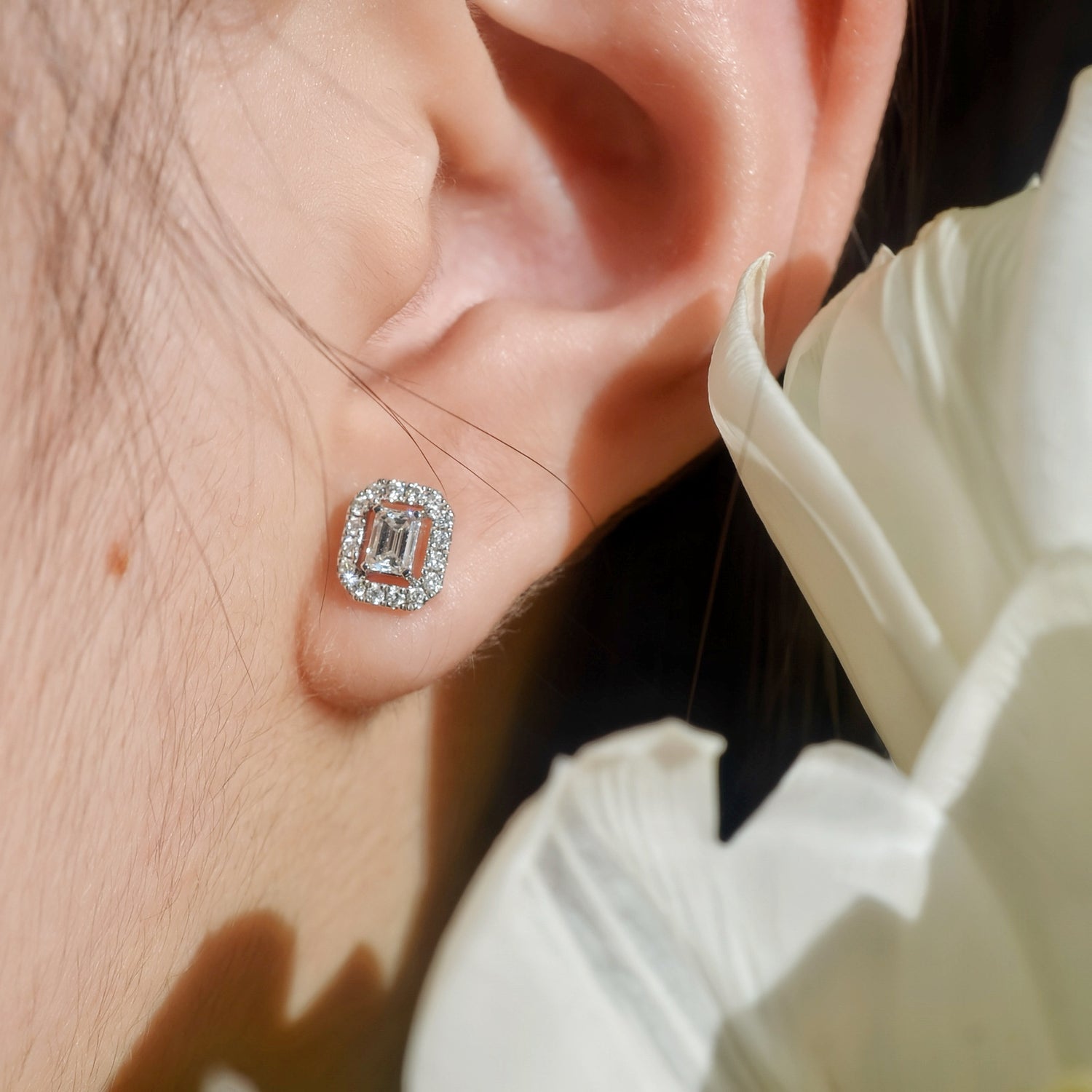 Aura Earrings - Lab-grown Diamond - Emeralds - Halo (2X)