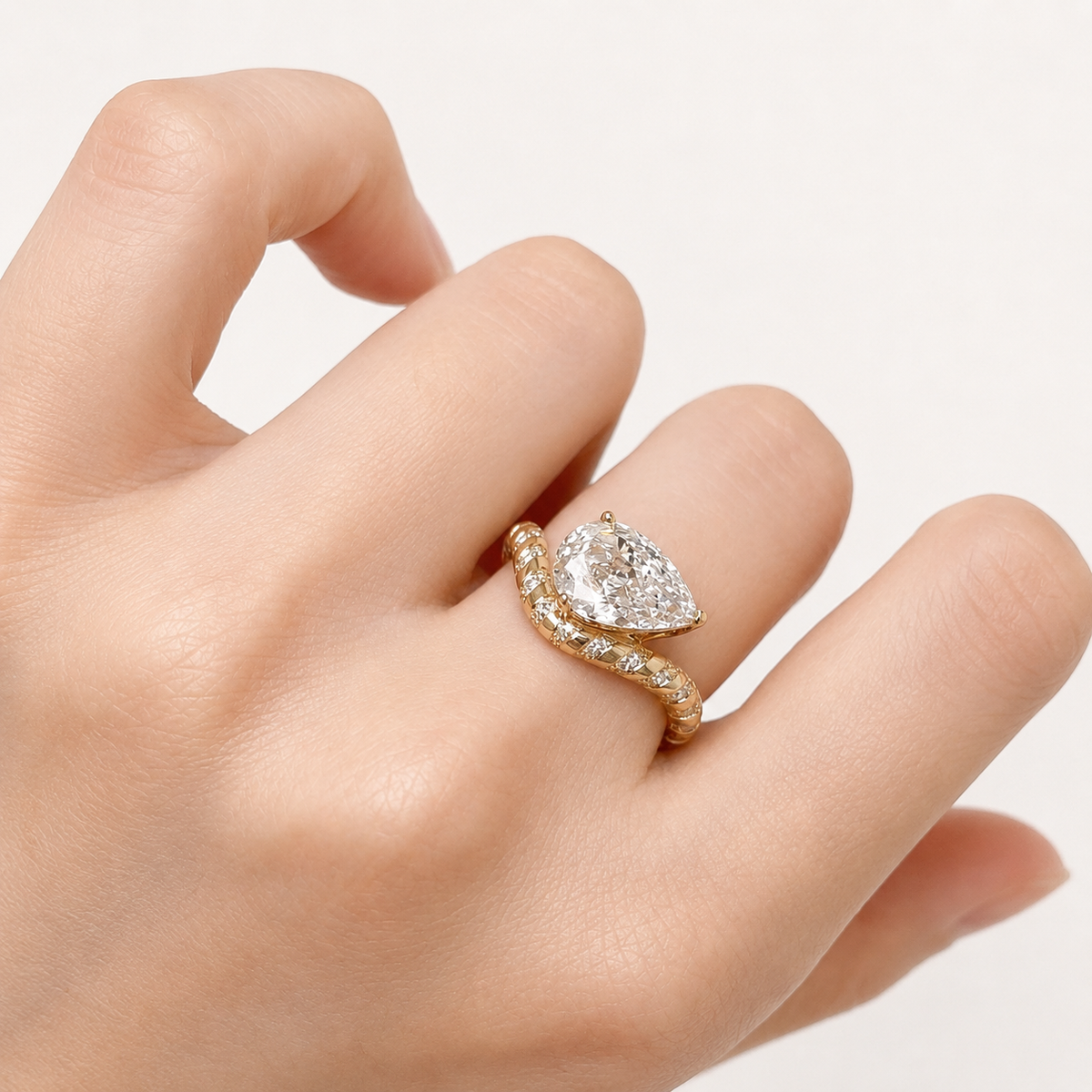 Bague Élia – Diamant de laboratoire taille poire – Personnalisable