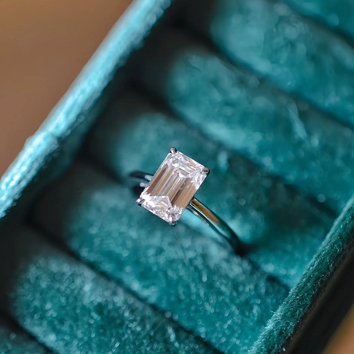 Bague de fiançailles Lune ll - Diamant de laboratoire - 2,1 carats - Émeraude -Or blanc 18K - taille 52 diamelys