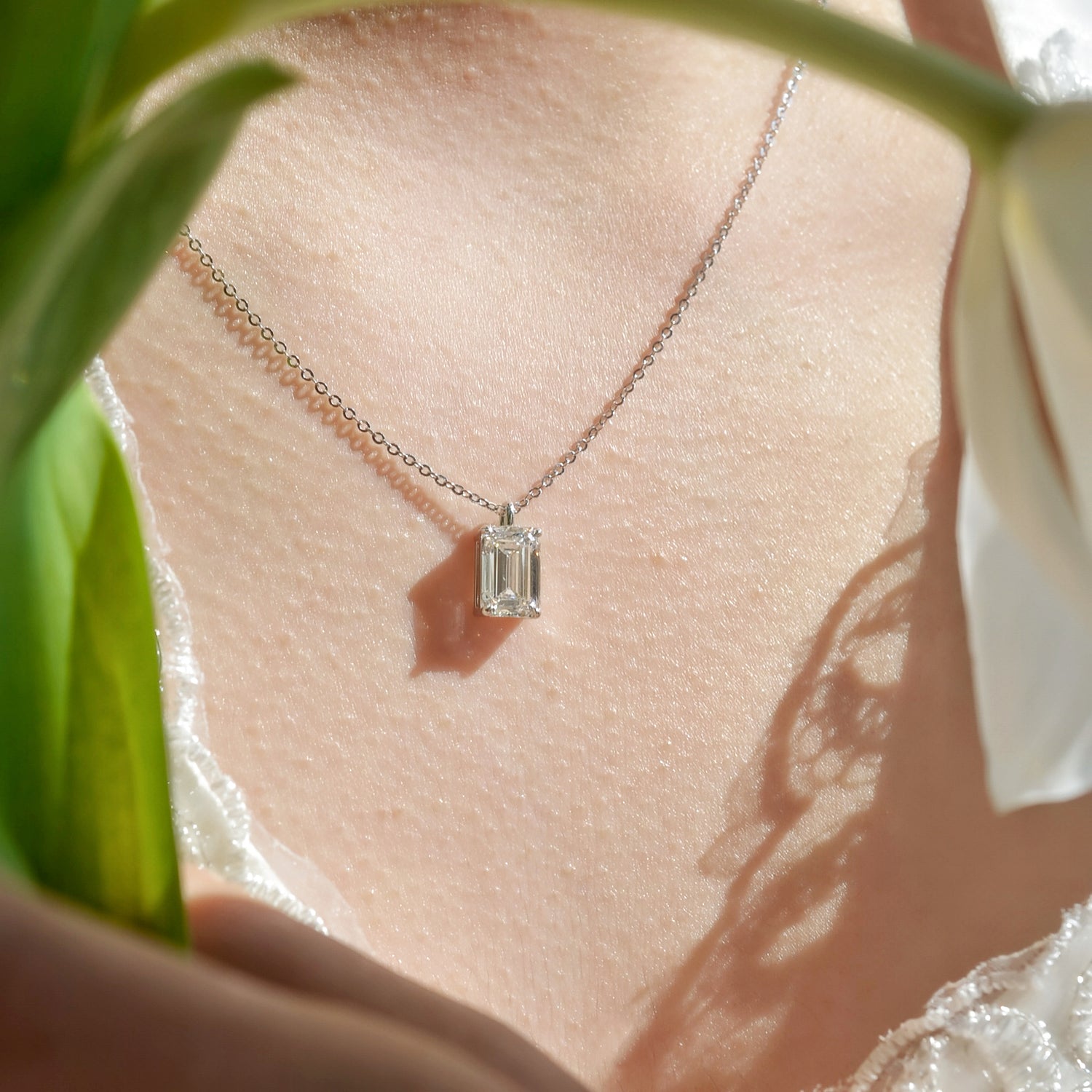 Collier Lune ll – Diamant de laboratoire - 2,1 carats - Émeraude - Or blanc 18K