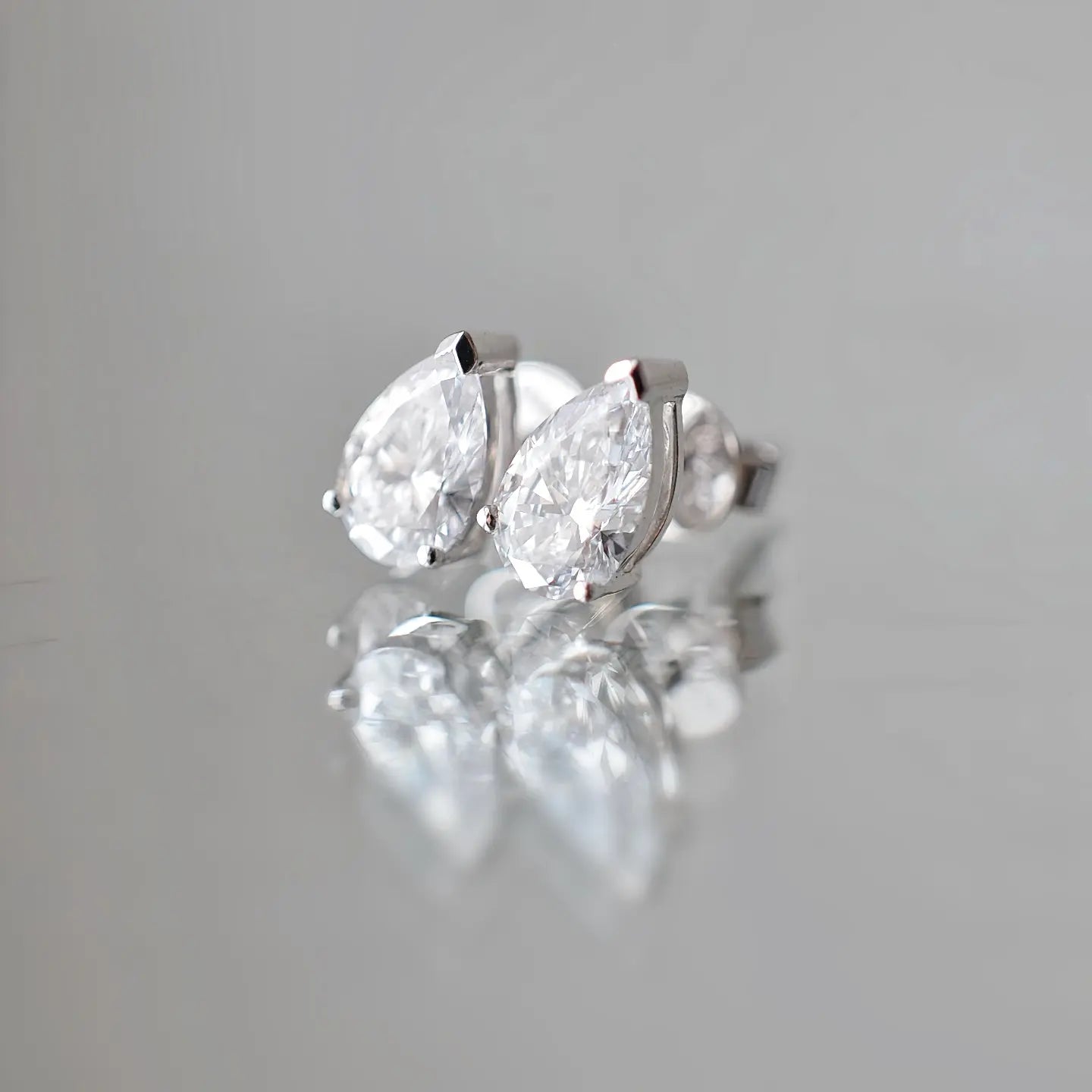 Boucles d’oreilles Nova – Or blanc 18 carats – Poire 0,51 carat (2 X) diamelys