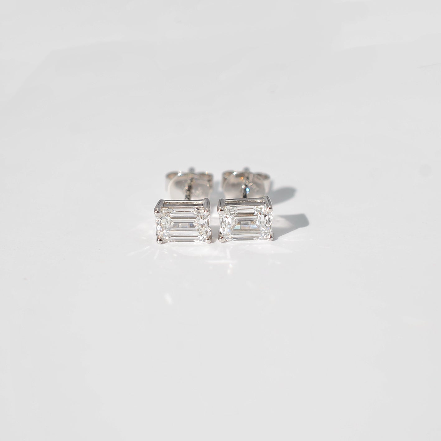 Boucles d'oreiller Lune I - Diamant de laboratoire - 0,52 carat (2 X) - Émeraude -Or blanc 18K